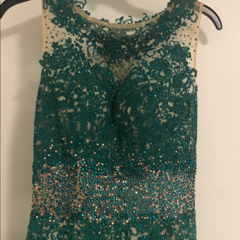 PROM DRESS 💚 - Picture 2 of 5